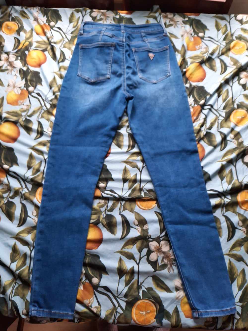 Guess Women's Skinny Jeans in Mid Blue Wash - Picture 4 of 5